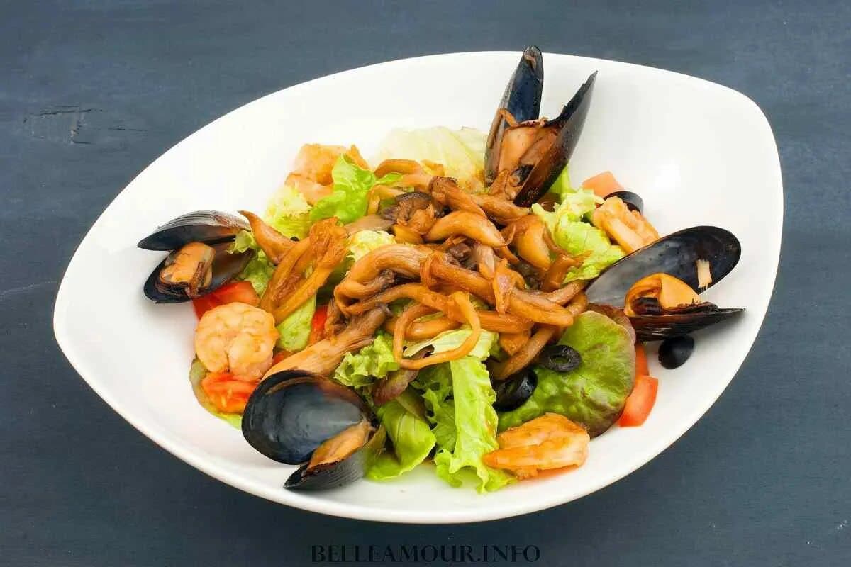 Салат теплый с морепродуктами