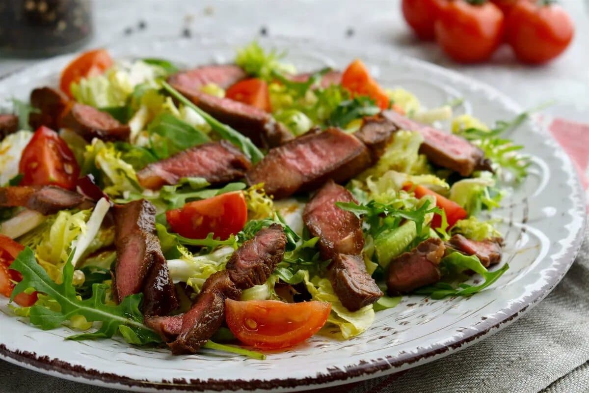 Салат теплый с телятиной