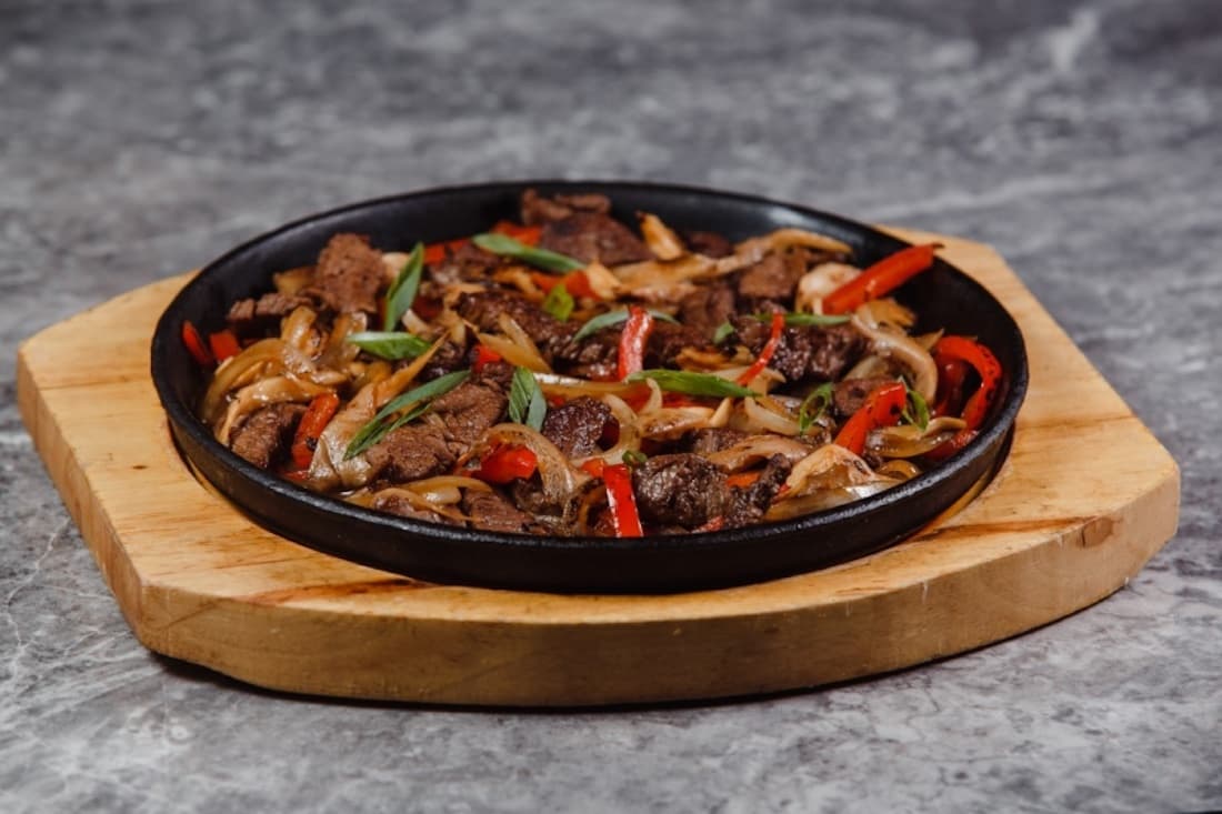 Горячая сковорода с говядиной