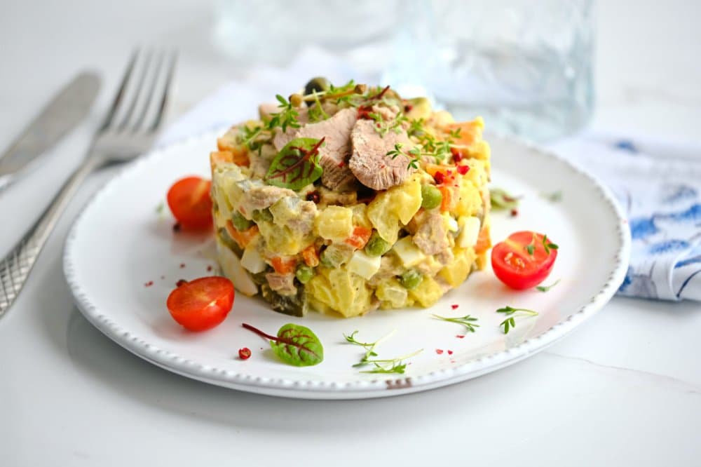Салат оливье с копченой индейкой и подпеченным картофелем