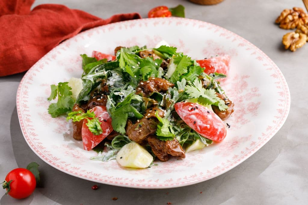 Салат с куриной печенью и соусом "Унаги"