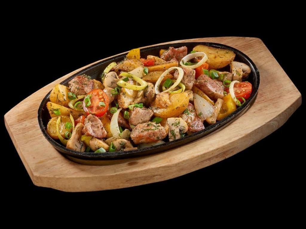 Горячая сковорода со свининой